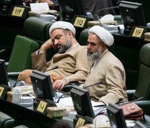 واقعا کسایی هستند که فردا برن به اینا رای بدند؟نماینده‌هایی که تو مجلس یا خوابیدند یا در حال سو استفاده از موقعیت خودشون هستند و با لابی و کثافت‌کاری،مجوز هزار تا چیز رو به بقیه می‌فروشند.