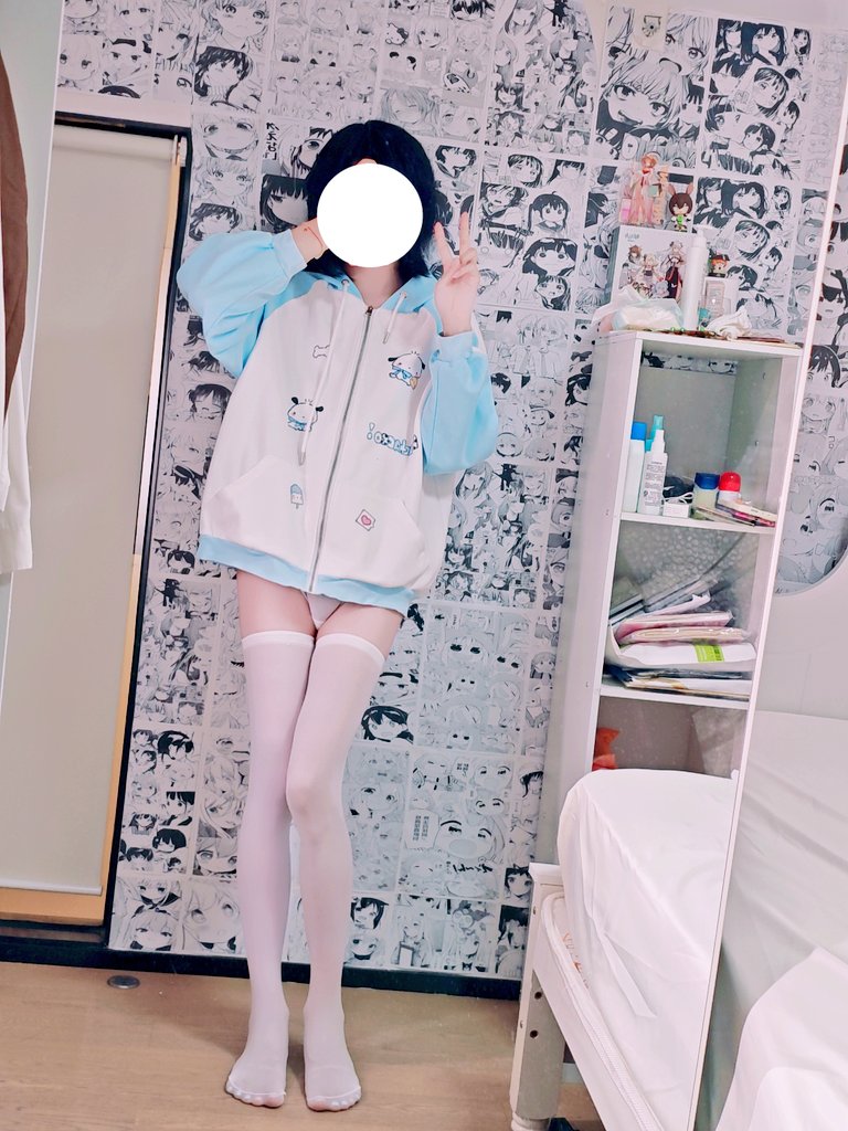 绝对领域和被白丝包裹的jio趾都好色！（比个剪刀手先w） https://t.co/O7n2alTGtd