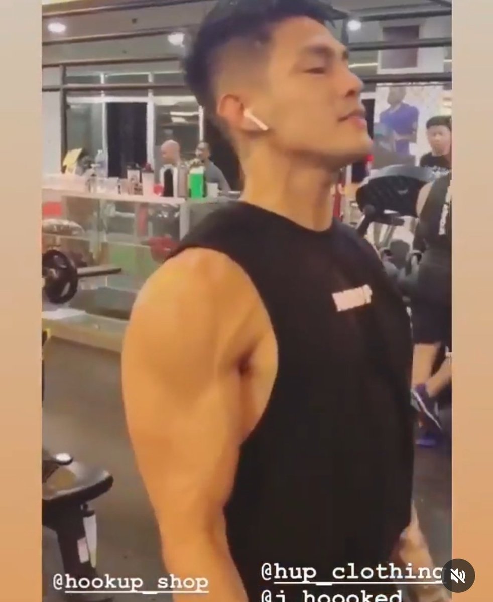 benignooi_'s tweet image. PLEASE NAMAN ANG BICEPS PAKALMAHIN YUNG TUHOD KO NANLALAMBOT GUSTO KANG LUHURAN