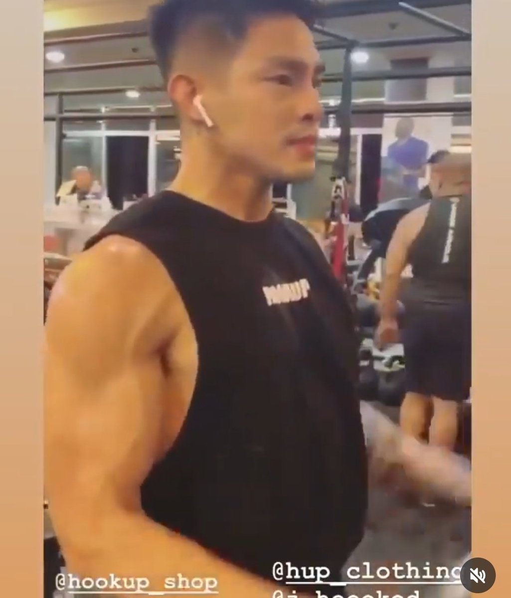 benignooi_'s tweet image. PLEASE NAMAN ANG BICEPS PAKALMAHIN YUNG TUHOD KO NANLALAMBOT GUSTO KANG LUHURAN