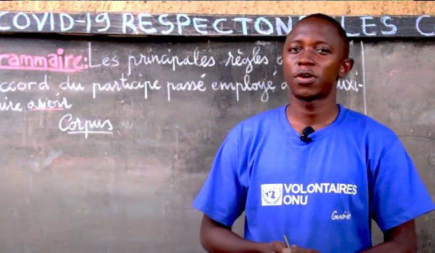 #ThrowbackThursday Ousmane Bangoura, ancien #VolontaireONU, a créé des vidéos éducatives sur la grammaire pendant la pandémie, apportant le savoir quand les salles de classe étaient vides. Redécouvrez l'une de ses vidéos toujours aussi pertinente 👉bit.ly/49vZFMX