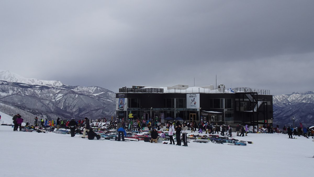 Skier_NOB's tweet image. 噂のスノーマシーン？イベント本格的にやってました。
レストハウス前の板置きなどかなりカオス。八方でこんな景色は初めて見たｗ
経済効果等プラスもあるんでしょうが、また物議を醸しそうな予感。
#snowmachine