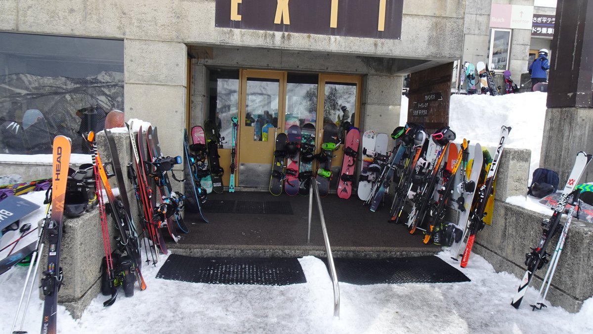 Skier_NOB's tweet image. 噂のスノーマシーン？イベント本格的にやってました。
レストハウス前の板置きなどかなりカオス。八方でこんな景色は初めて見たｗ
経済効果等プラスもあるんでしょうが、また物議を醸しそうな予感。
#snowmachine