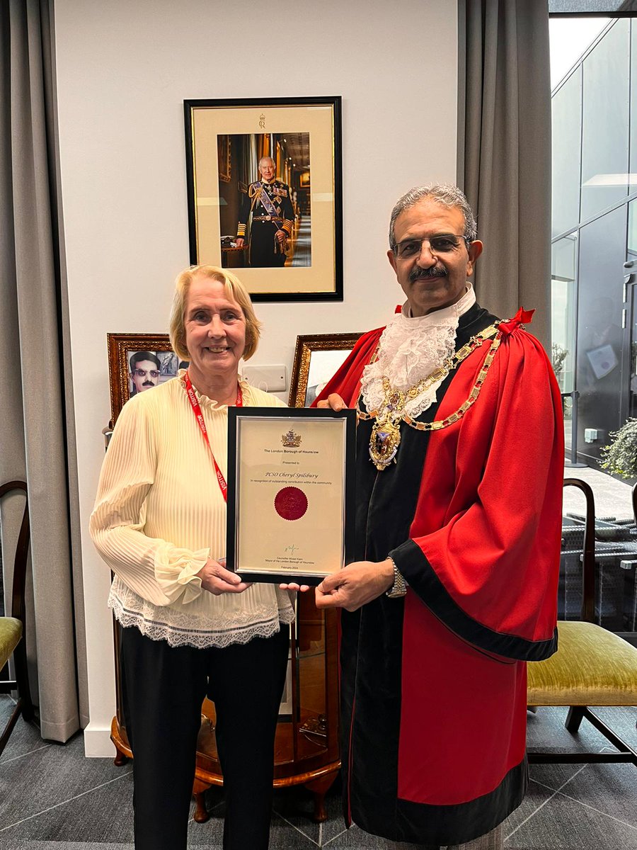 Our very own PCSO Cheryl SPILSBURY was awarded the 'Outstanding Contribution to the Community' award by Mayor of Hounslow at a ceremony at Hounslow House yesterday! Very well deserved! #saferneighbourhoods #mylocalmet #communityawards