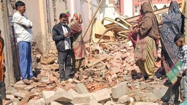 DDA के विध्वंस अभियान के दौरान उस रैट माइनर के घर पर भी बुलडोजर चला,जिसने पिछले साल उत्तराखंड में सिल्कयारा सुरंग में फंसे 41 श्रमिकों की जान बचाने वालों में से एक था
DDA ने खजूरी खास में कई घरों को तोड़ा
#Delhinews #demolition #ratholeminers #UttarakhandTunnelCollapse #bulldozer