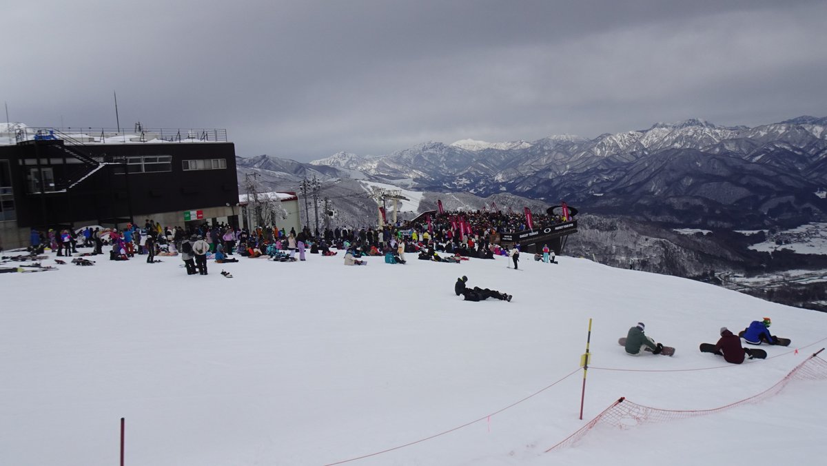 Skier_NOB's tweet image. 噂のスノーマシーン？イベント本格的にやってました。
レストハウス前の板置きなどかなりカオス。八方でこんな景色は初めて見たｗ
経済効果等プラスもあるんでしょうが、また物議を醸しそうな予感。
#snowmachine