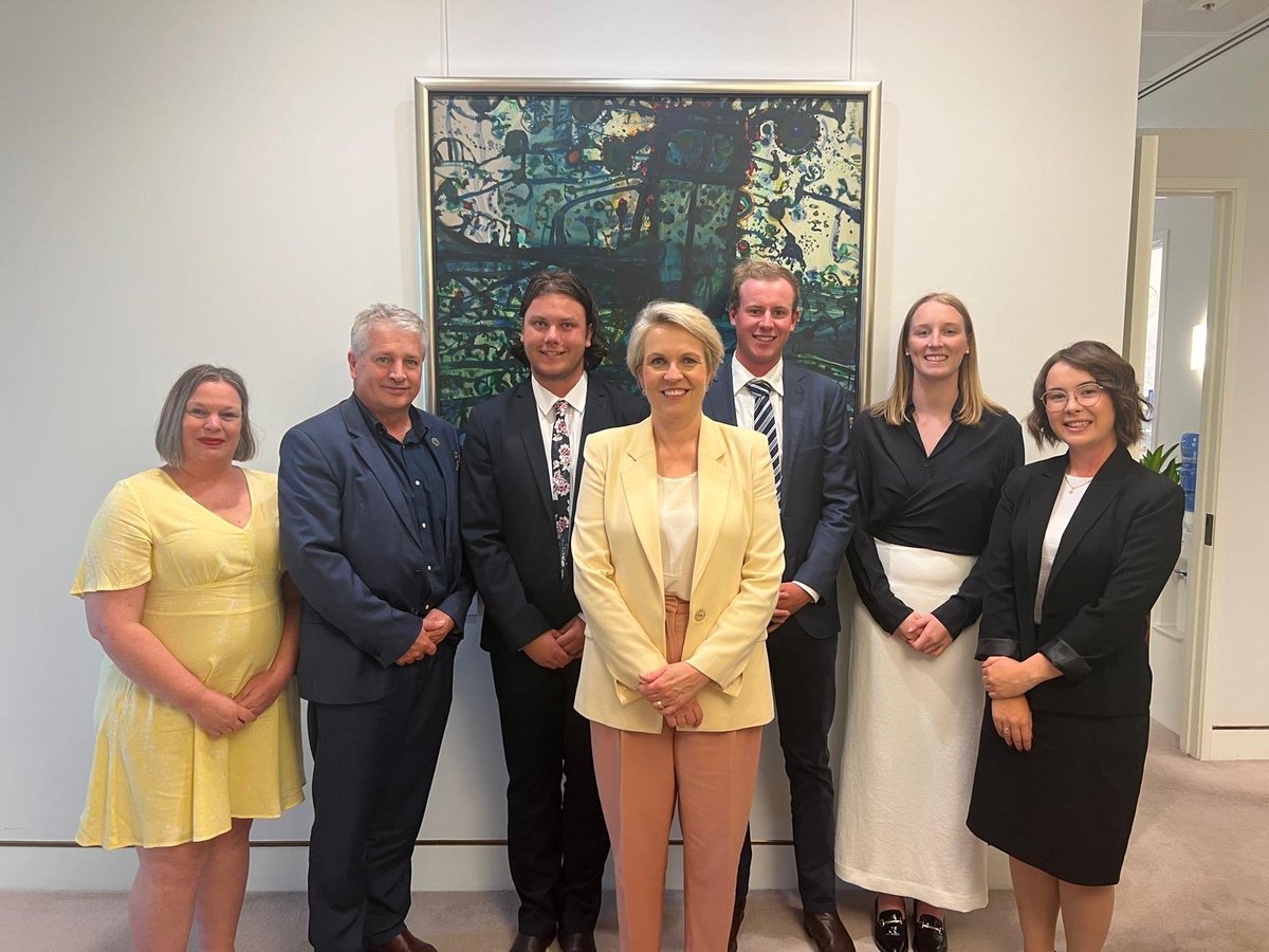 It is fantastic to see our next generation of #MurrayDarling #leaders meeting with #Water Minister @tanya_plibersek. The decisions you make will profoundly affect their future. Please listen to them. They are smart & aspirational. They are our future.