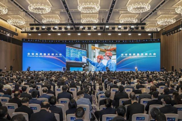 TomBlade7's tweet photo. #Guangdong in South China held its provincial high-quality development conference in Shenzhen on February 18, the first working day after the Chinese New Year holiday, emphasizing the combination of sci-tech innovation and industrial development. https://t.co/SquCk1rArj