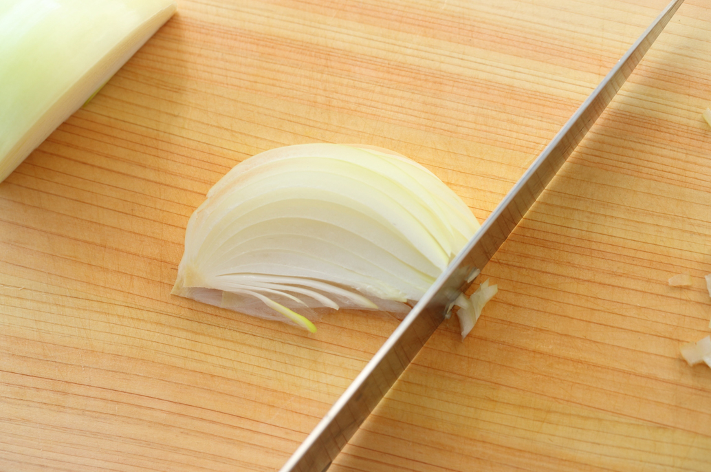 kikkoman_desu's tweet photo. 【玉ねぎのみじん切りの驚くほどかんたんな切り方】

①薄いくし切りにする
②👆を重ねる
③端から放射状に切る

定番のみじん切りより、早く細かく切れますよ～！ https://t.co/XTyJmIbUmA