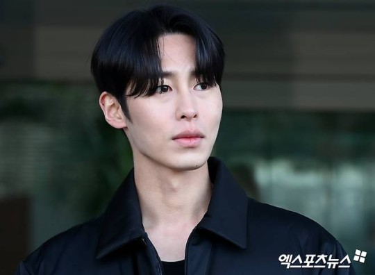 tang__kira's tweet photo. Lee Jaewook tidak memperpanjang kontrak dengan C-Jes Studio dan membuat One Man agency 

https://t.co/o8yozTs6Nc https://t.co/y6A9N1V116