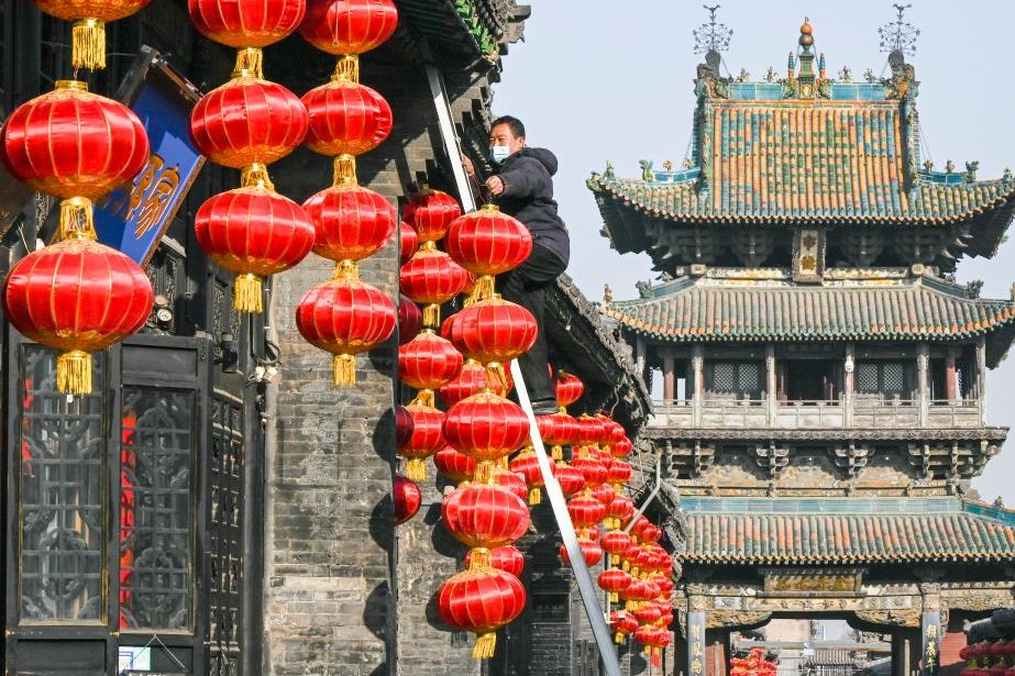 TomBlade7's tweet photo. A man hangs red lanterns to greet the Chinese Lunar New Year in the ancient town of Pingyao in north #China's Shanxi Province, Jan. 29, 2024. Festive decorations are seen across the country as the Spring Festival approaches. https://t.co/0GV1gEdYBg