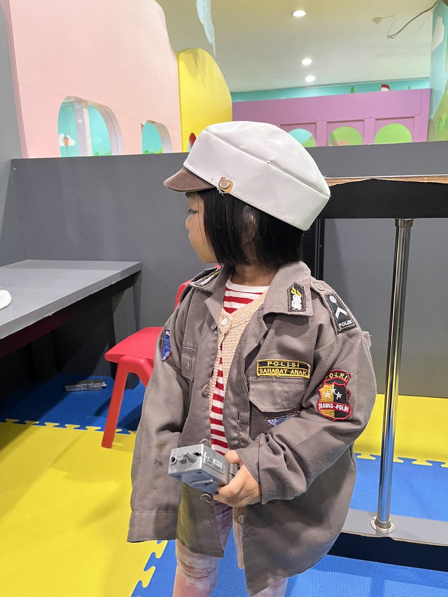 Kalo polisi nya kaya gini, dicubitin setiap hari kali yaa~ gmzz