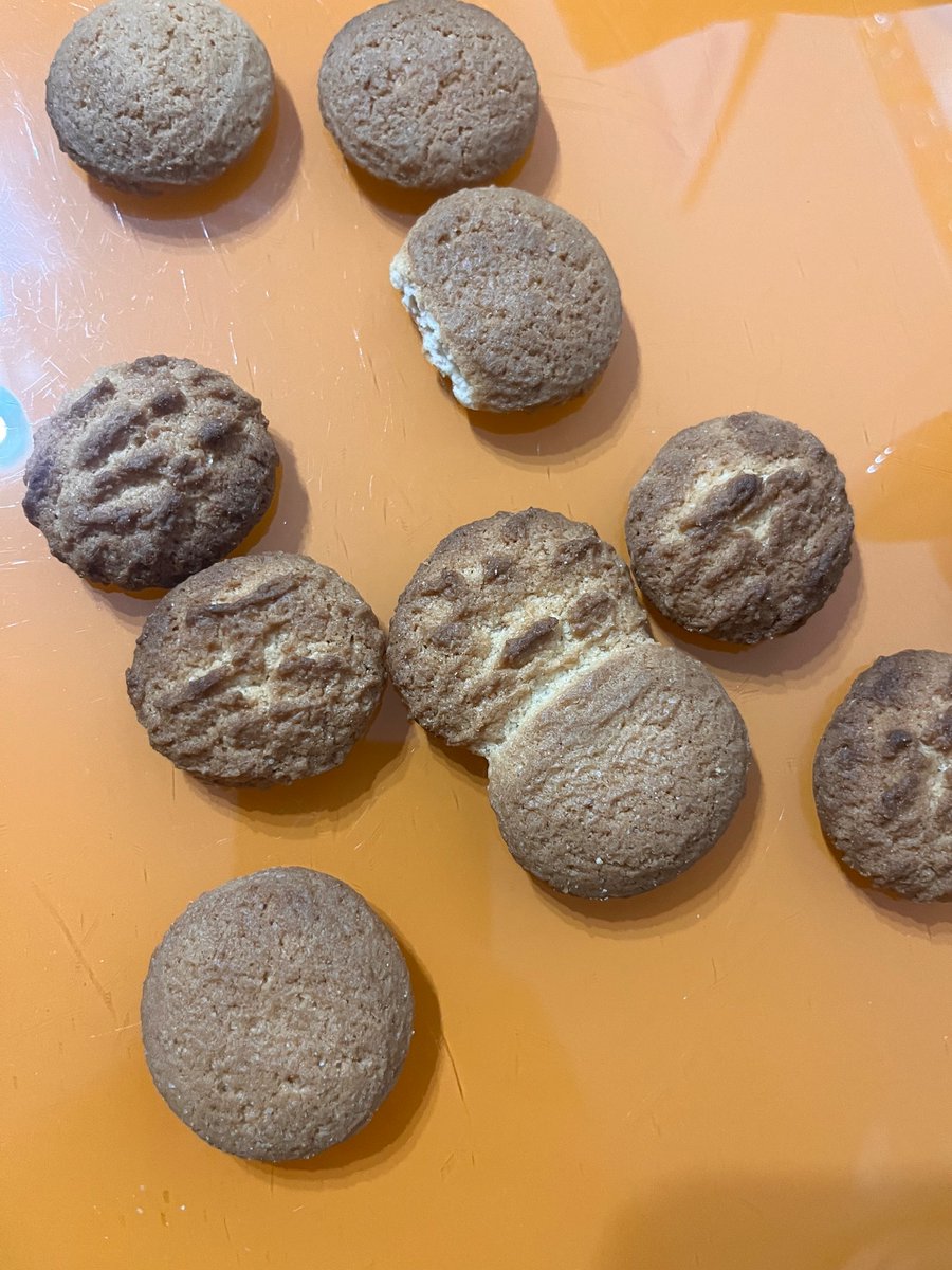 gerikame's tweet photo. Qué pasó con esta horneada? Las que vienen como siempre genial, pero las otras? Super "tostadas" y no han salido como las otras @cuetara https://t.co/oQEKOh948W