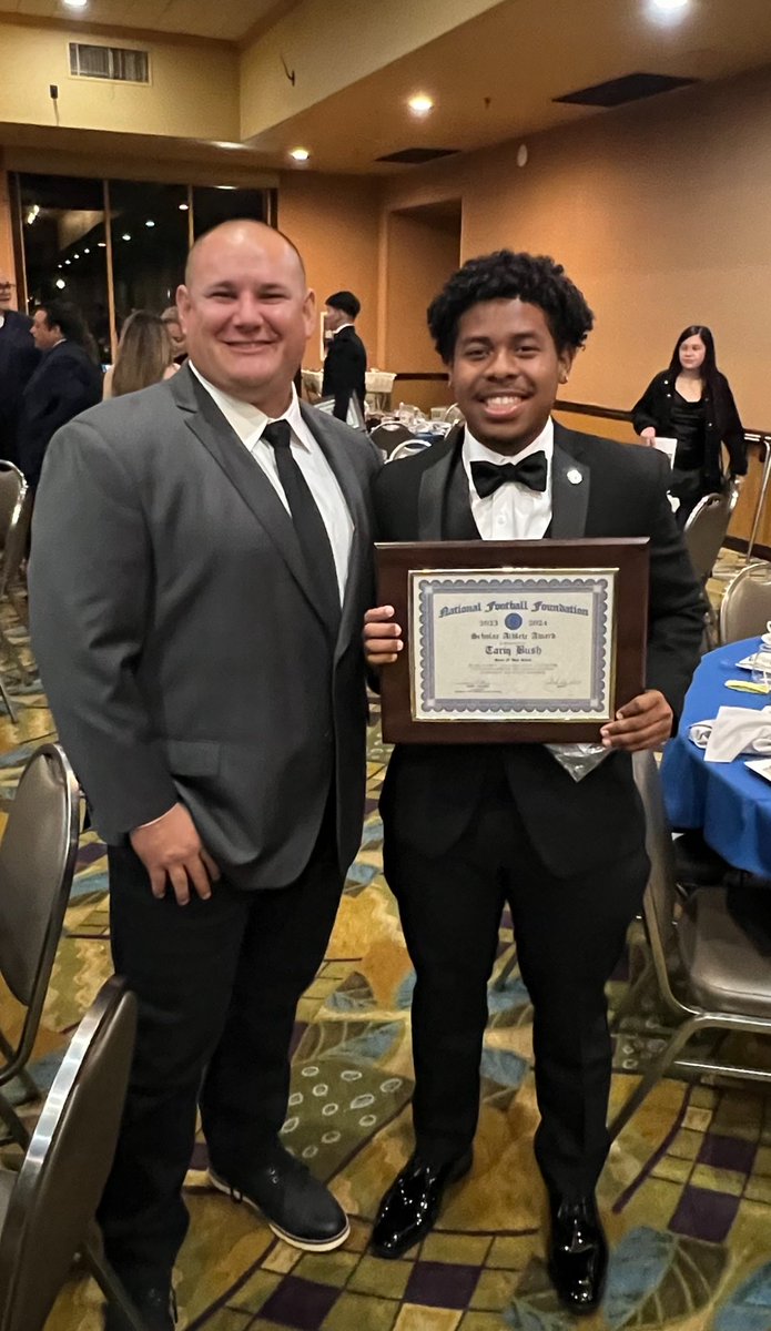 SantaFeChiefsFB's tweet photo. National Football Foundation Scholar Athlete and Pasadena Tournament of Roses Association Scholarship recipient Tariq Bush! #BeGreat #WeAreChiefsNation @James_Escarcega @SGVNSports @WUHSDPersonnel https://t.co/gMPWjE83FG