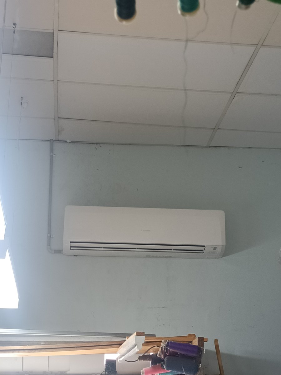 IcyColdRefrige1's tweet photo. This shop owner in Balwyn is so excited to have an AC that'll cool the whole shop, he won't need the antique box unit now. Also fixed his car AC while we were there. https://t.co/Q8Rp58t4PN