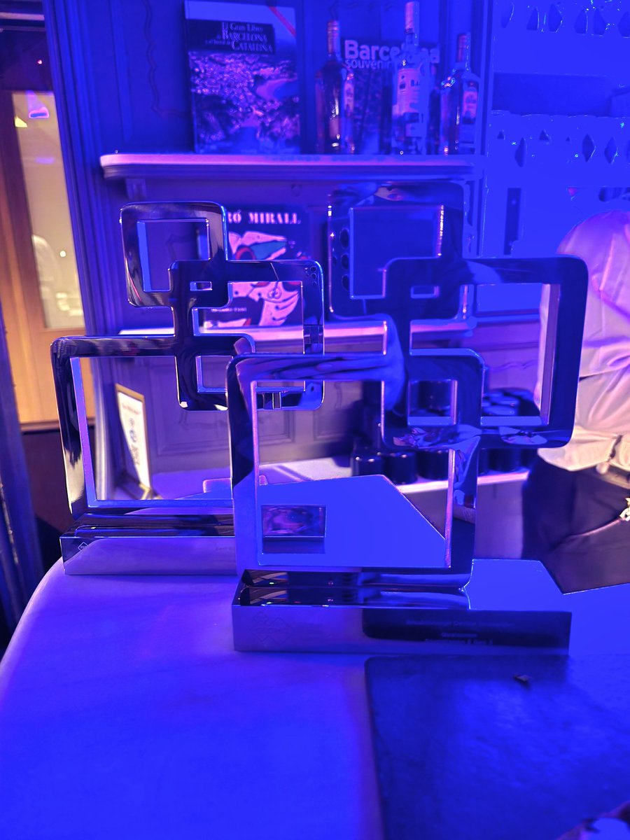 Now that's what I call hardware! Qualcomm winning where it counts at the annual #GLOMOAWARDS <a href="/MWCHub/">MWC</a>. <a href="/Snapdragon/">Snapdragon</a> 8Gen3 wins best mobile innovation, and our #AI engine wins for best of AI! Congratulations to #TeamQualcomm !