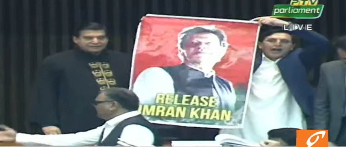 ہم نہ باز آئینگے محبت سے چیئرمین PTI گوہر علی خان نے دستخط کرتے ہی عمران خان کی تصویر لہرا دی۔۔۔
