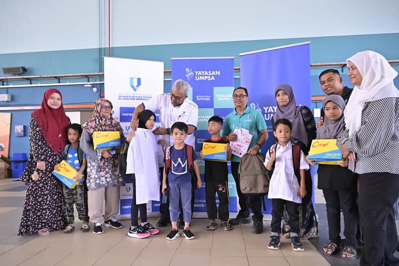 Seramai 100 anak-anak staf Universiti Malaysia Pahang Al-Sultan Abdullah (UMPSA) menerima sumbangan keperluan persekolahan daripada pihak Yayasan UMPSA atas keprihatinan universiti dalam meringankan perbelanjaan persekolahan anak-anak dalam kalangan staf yang berkeperluan. #umpsa