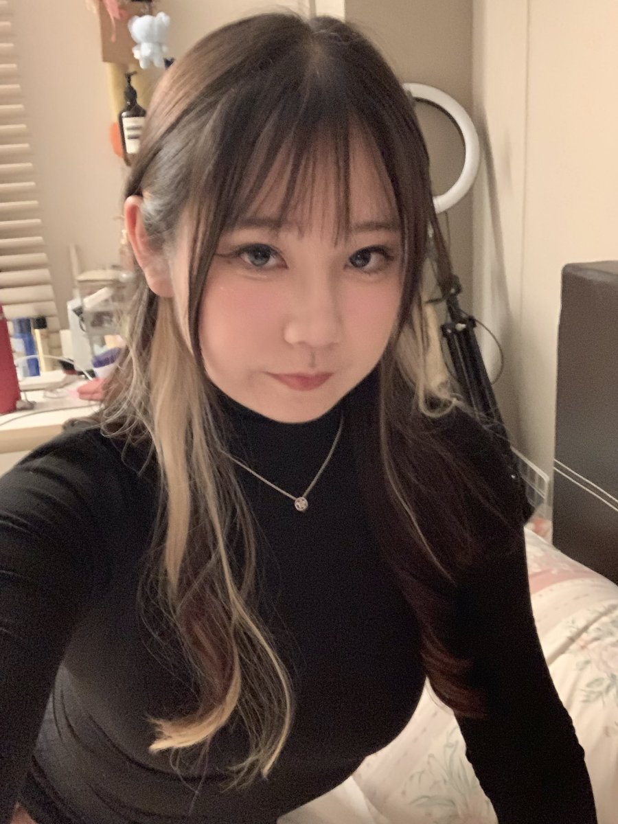 kreeaaa's tweet photo. I think i look better in darker colours https://t.co/fvINHhlax2