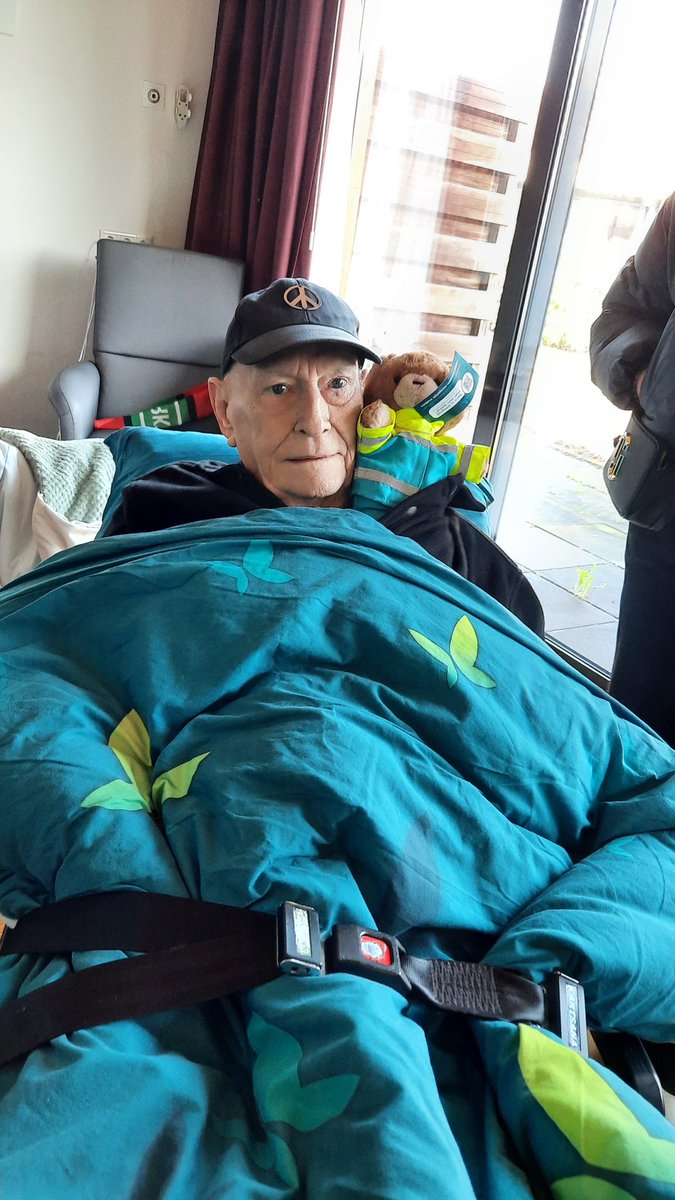 Shir27768's tweet photo. @StAmbulancewens Papa... https://t.co/oeSIsmkukT