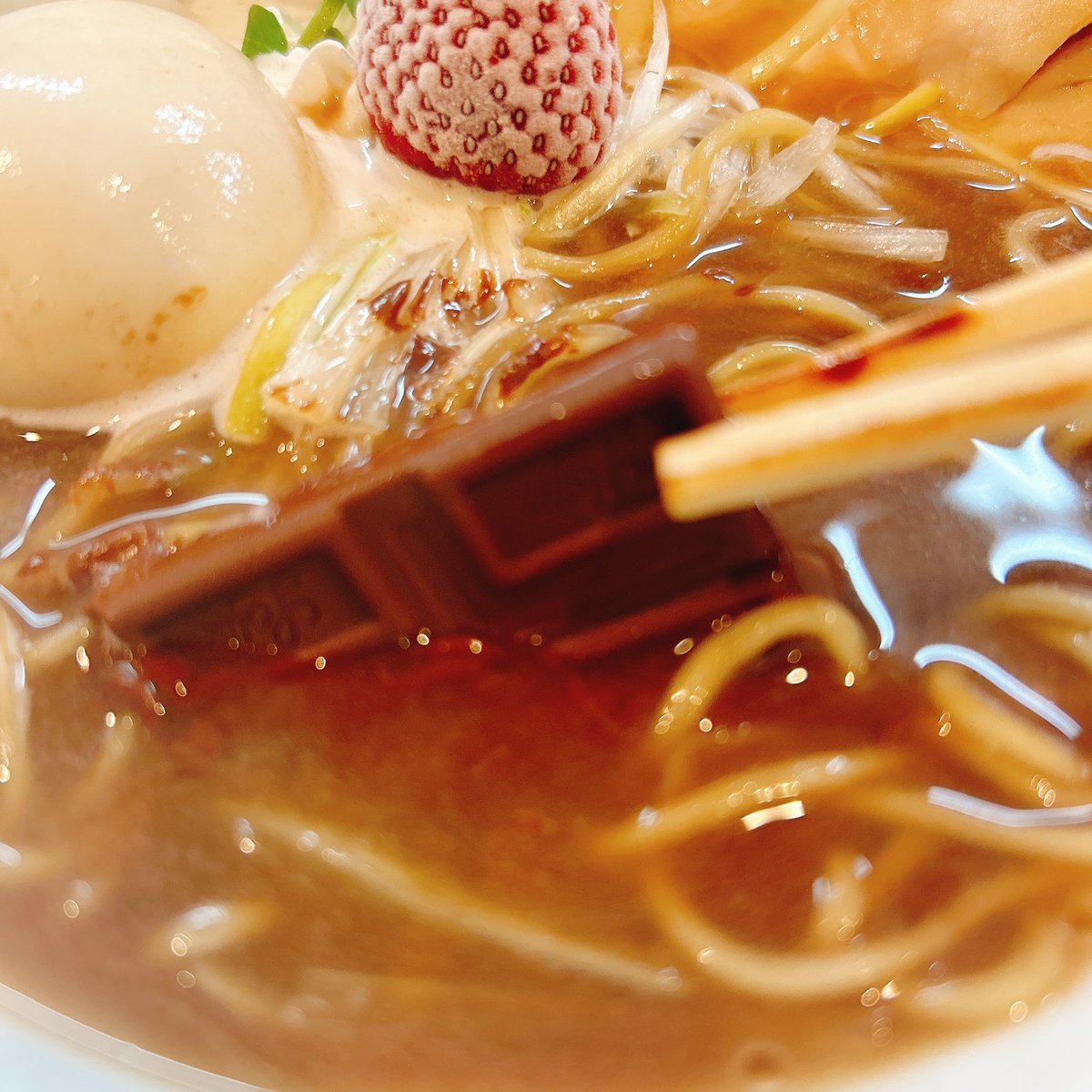 ramen_beginner's tweet photo. #吉法師 #渋谷 #バレンタイン限定
 #カフェモカ
 実はもう別バージョンを食べてるのですが、2024バージョンを食べに伺いました🎶
煮干しだけよりチョコを入れた方が美味しいの。なぜ？
煮干しとチョコが合うって、誰が思うのよ？天才でしょ？ https://t.co/r4TXoI6zEl