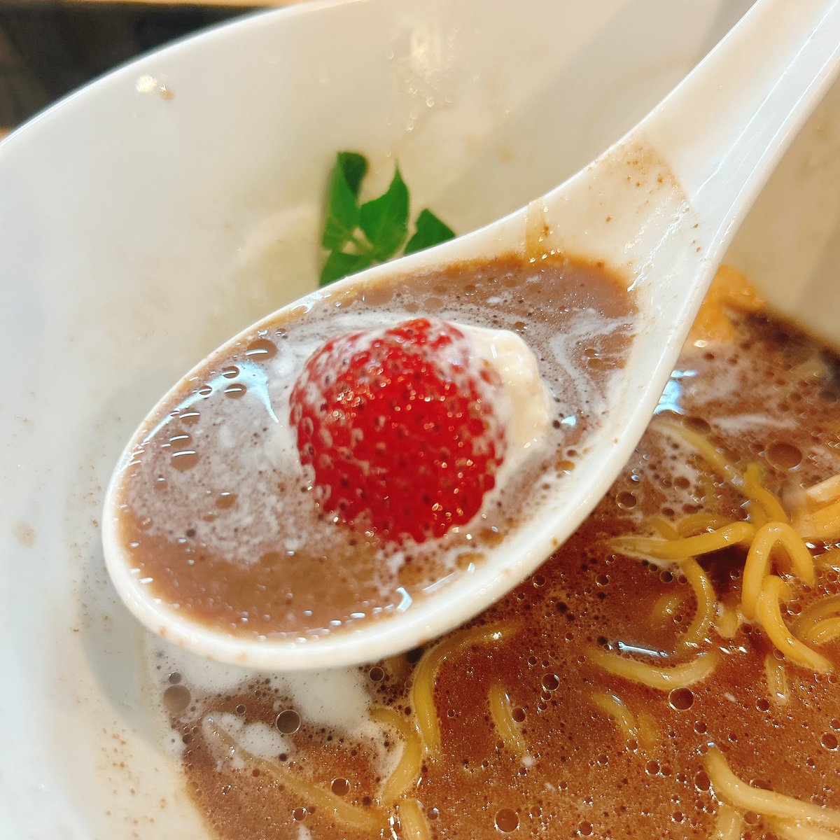 ramen_beginner's tweet photo. #吉法師 #渋谷 #バレンタイン限定
 #カフェモカ
 実はもう別バージョンを食べてるのですが、2024バージョンを食べに伺いました🎶
煮干しだけよりチョコを入れた方が美味しいの。なぜ？
煮干しとチョコが合うって、誰が思うのよ？天才でしょ？ https://t.co/r4TXoI6zEl