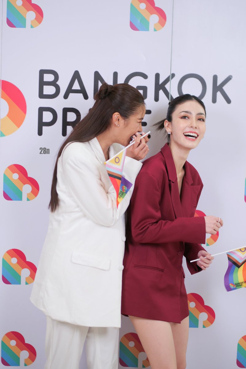 🤍🤏🏻
#BangkokPride2024 
#Bangkokpride
#สมรสเท่าเทียม
#Lovewinsthailand
#มีนเบ้บ #bangkokpride #meenbabe #อุ้มทวีพร #Aoomtwp
#มีนาริณา #meenaxrina