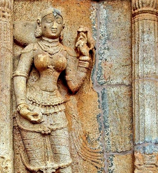 A classic example of ancient #IndianArt which portrays the gentleness in any woman. 

The shyness in her eyes and the subtle smile on her lips will leave you with a mysterious charm aligning with her spirituality.

📌Sri Ranganathaswamy Temple, 11th century.

#OurCultureOurPride