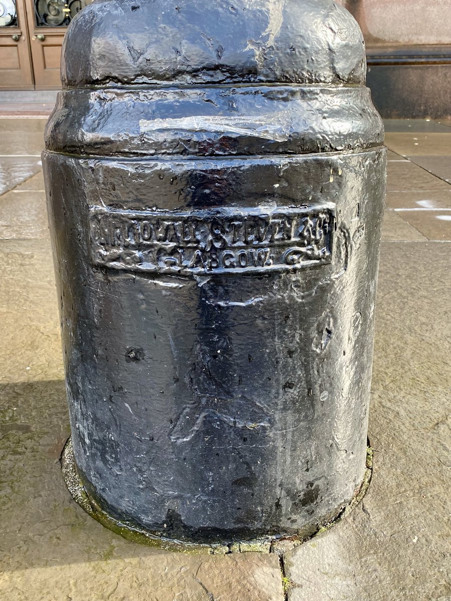 #MomentsOfBeauty in #Glasgow: For #IronworkThursday, it’s normally assumed that these magnificent lampbrackets on George Square by ironfounders, McDowall, Steven &amp; Co are contemporaneous with the City Chambers when in fact they are a decade younger dating from circa 1900…🤔🥰!