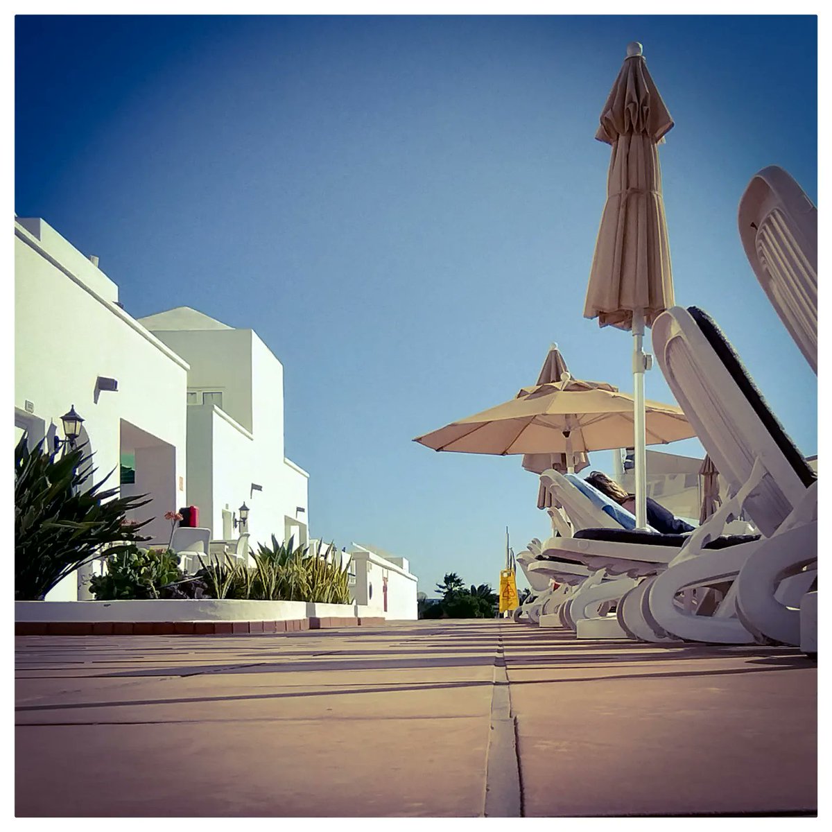 73Bates's tweet image. Yesterday was a LAZY, LAZY day at to the Izaro Gloria hotel in Puerto Carmen in Lanzarote.

This was my view for most of the day.

#lanzorote  #puertodelcarmen #sunbathıng #gloriathalassohotels #sunshine #pooltime
