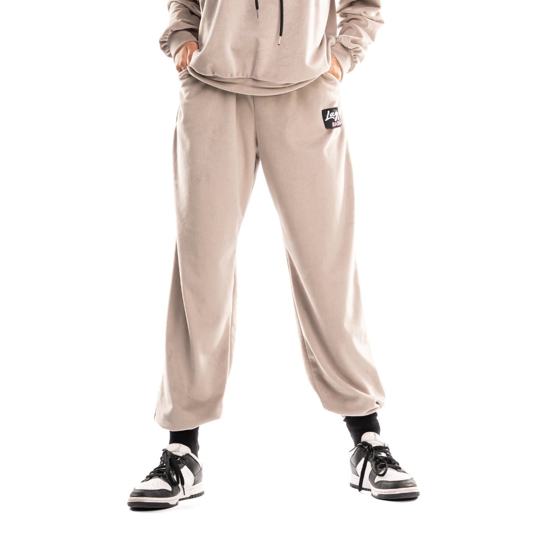 LazyBabes_com's tweet photo. ✨ Indulge in the richness of comfort with our ultra-soft Princess Latte velour jogger!

This jogger is sure to become your go-to for effortless style and unbeatable comfort

New collection is OUT! Link in bio 
#lazybabes #womenstracksuit #velourset #loungewear #sportswear #latte https://t.co/U1KdVtP4k6