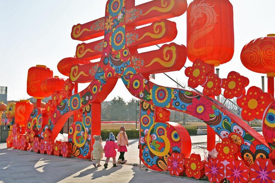 TomBlade7's tweet photo. Children watch festive lanterns at a plaza in Yantai, east China's Shandong Province, Jan. 28, 2024. Festive decorations are seen across the country as the Spring Festival approaches. https://t.co/gwSfLEwf8R