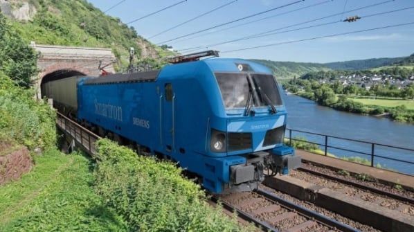 SaveATrain's tweet photo. What a sight - https://t.co/NJeUtcOKHi #bulgarian #bulgaria #staterailways #trainorder #trains #smartron #locomotives #siemens #river https://t.co/UWjzibb25R