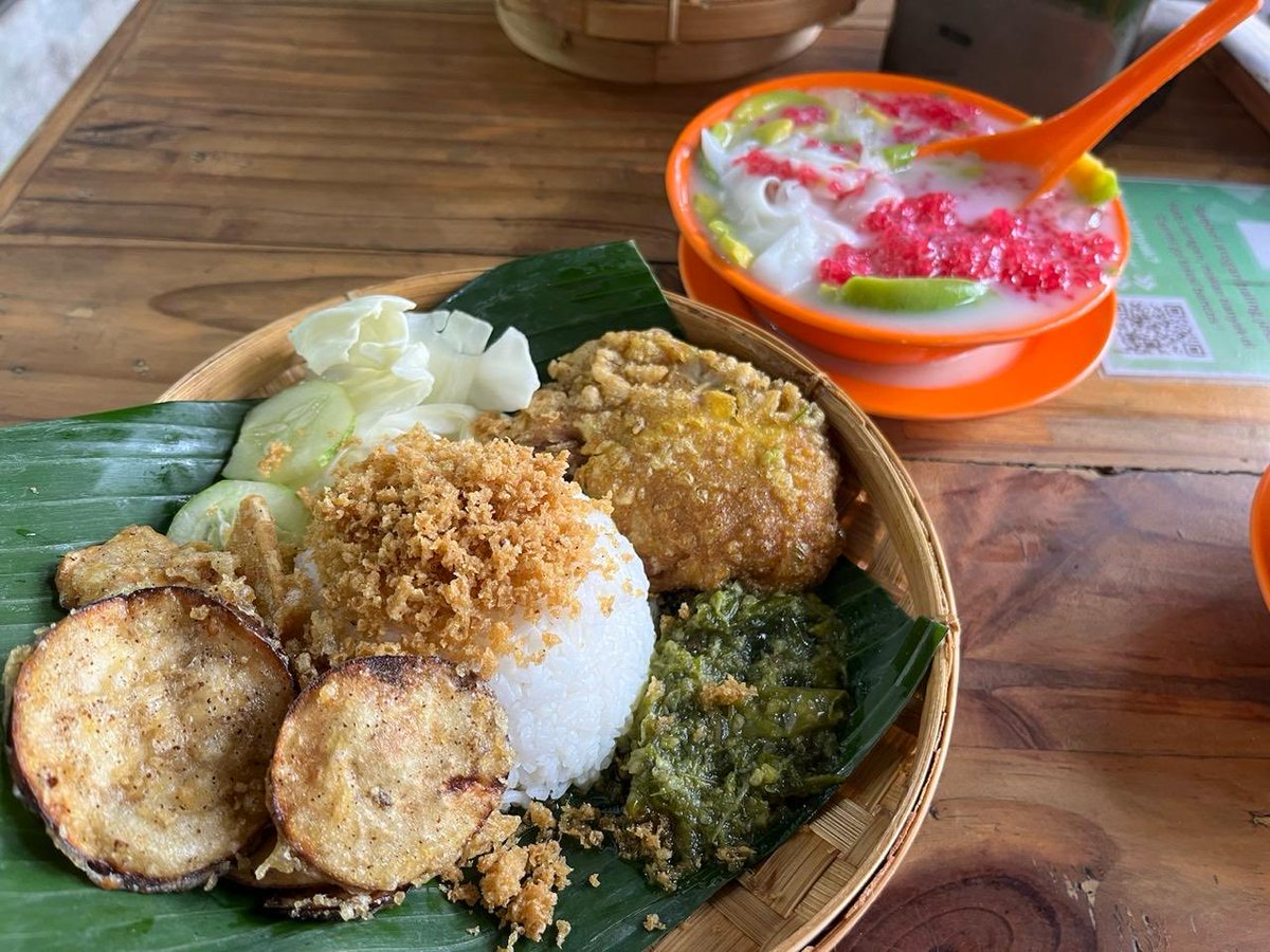 hendra_1's tweet photo. Ayam  Capres sambel ijo duet with oyen 👍🏻👍🏻 #ayamcapresc_ijo https://t.co/kQT3Ag1n31