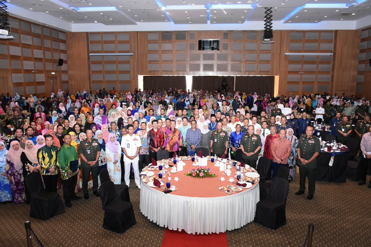 tldm_rasmi's tweet image. 29  Feb - Panglima Tentera Laut, Laksamana Tan Sri Abdul Rahman bin Ayob hadir meraikan 477 orang warga Kementerian Pertahanan di Majlis Anugerah  Perkhidmatan Cemerlang (APC) dan Jasamu Dikenang hari ini.
Berita penuh: tinyurl.com/4kwt2dbe
#MindefUpdate
#Kebanggaan