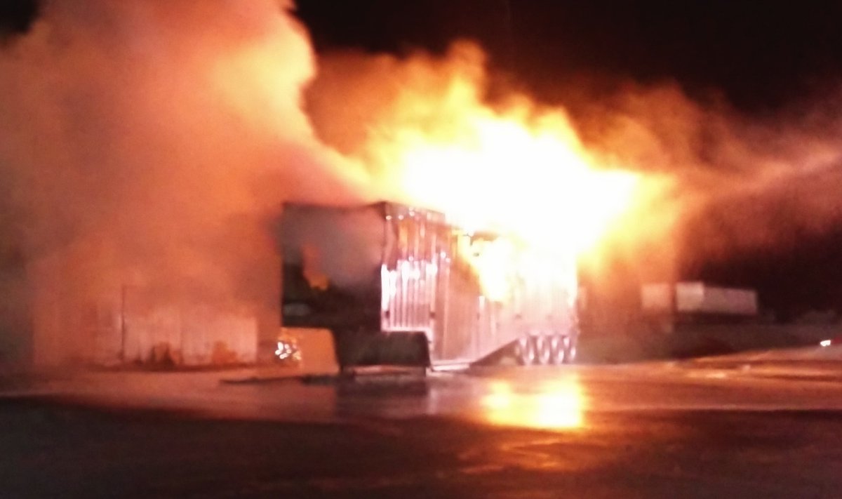 FranklinFire3's tweet photo. Another (closer shot) of the burning garbage trailer. https://t.co/vVVWaVfKfk