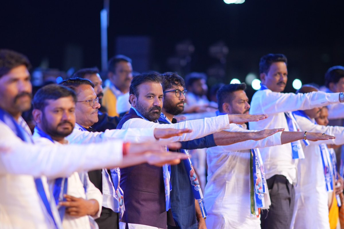 हम शपथ लेते हैं कि जैसे हमारे पुरखों ने स्वतंत्रता-सेनानी बनकर हमें आज़ादी दिलायी वैसे ही संविधान-सेनानी बनकर, हम इस आज़ादी की रक्षा करेंगे।

During a music video launch program about great social reformer Basavanna and Baba Saheb Ambedkar in Hosapete, Karnataka.