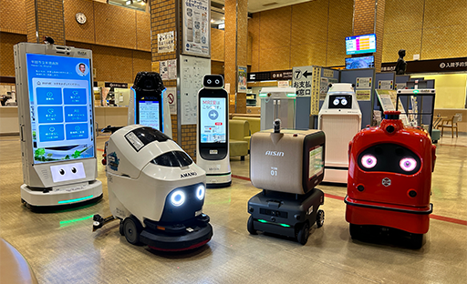 SmartRoboticsJP's tweet image. 第一弾【動くデジタルサイネージAdRobot】の実証実験が半田病院で行われました。現在愛知県はARXと題し、県内の様々な施設で“サービスロボット”の実証実験を行い、企業が抱える課題解決に取り組んでいます。AdRobotを含め１０機種のロボットが集結し、搬送、案内、清掃など病院での課題に着手しました