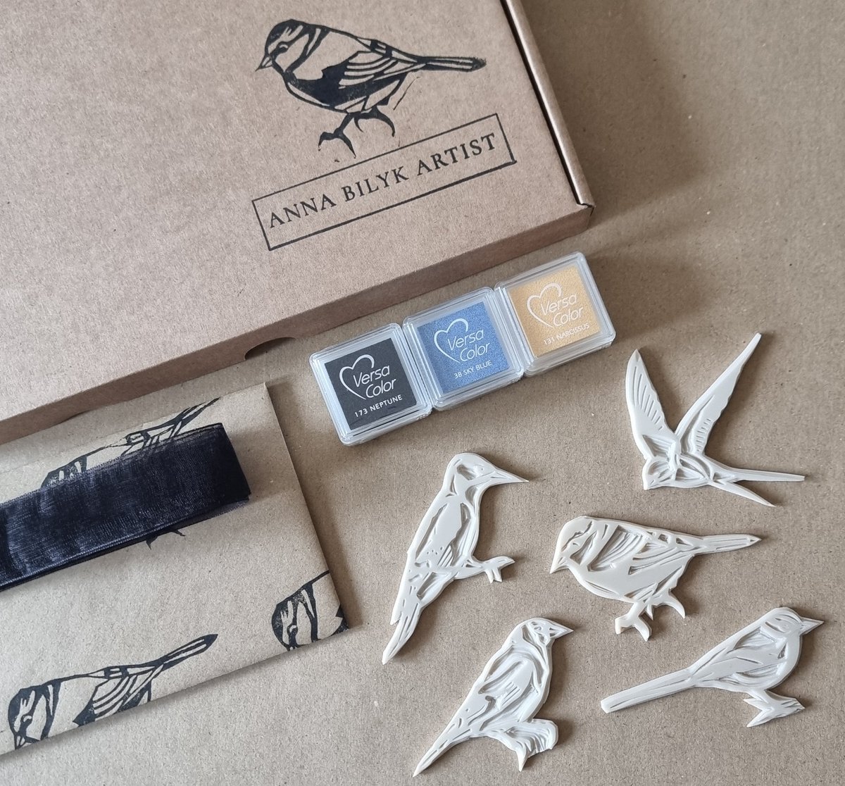 The Bird Kit : Goldfinch, Grey Wagtail, Swallow, Blue Tit & Woodpecker - also includes 3 Mini Ink Pads to get you started - super cute & great for crafting fun !!! thebritishcrafthouse.co.uk/product/birdss… @BritishCrafting #shopindie #EarlyBiz #UKGiftHour #UKGiftAM #crafting #crafts #Stamps