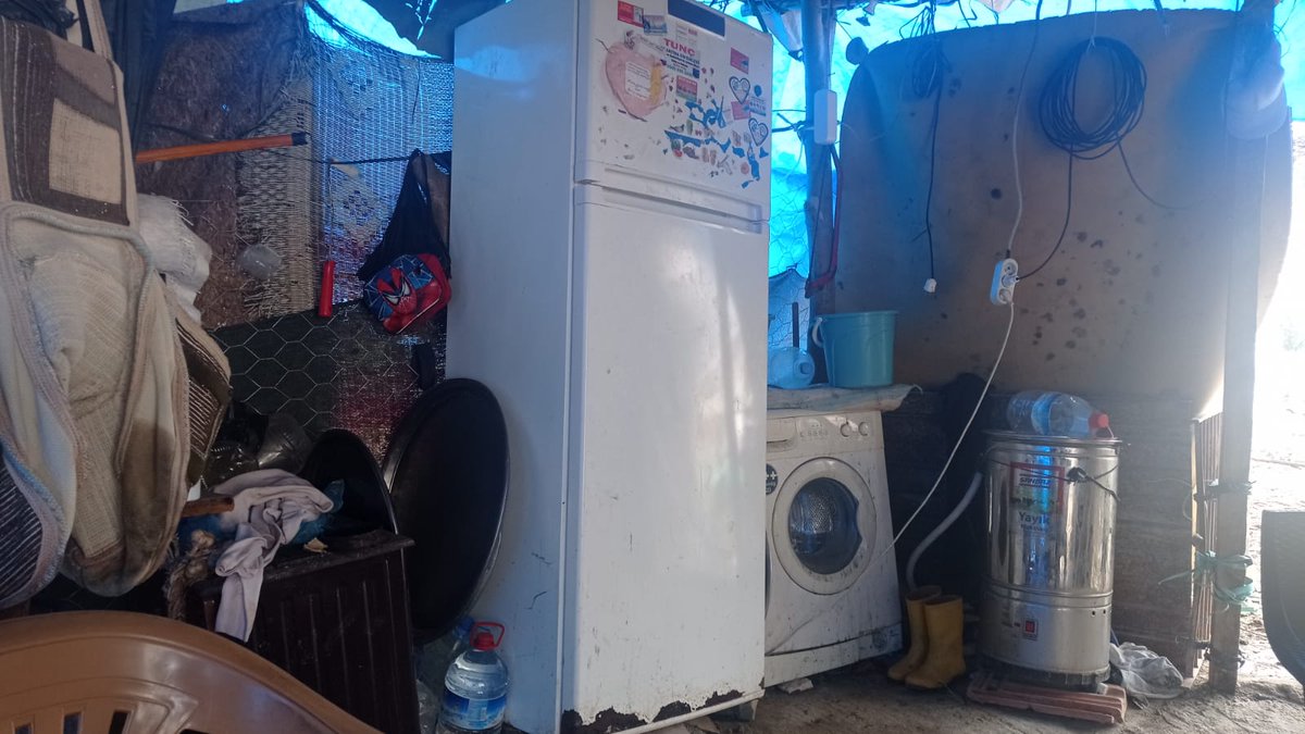 dunyazade_'s tweet photo. Samandağ ilçesinde bir depremzede aile ile karşılaştık. Öğretmen arkadaşlarımdan Eda'nın ablası köy okulunda öğretmenlik yapıyor. Ailenin bilgilerini gönderdi. Aile ahırdan bozma bir baraka inşa etmiş orda yaşamaya çalışıyorlar. Hava soğuk ve kerpiçlerin arasından soğuk giriyor. Anne günlük yevmiye ile çalışıyor iş buldukça gidiyor. Çocuklarına yetişmeye çalışıyor ama anladığım kadarıyla yetişemiyor. Kendisinin de çocuklarının da kıyafet ihtiyaçları var. Ancak anne öncelik olarak çocuklara kıyafet ve gıda talebinde bulundu. "Ben kazağımı 3 yıl giyerim ama çocuklarıma lazım" diyor ama onun da ihtiyaçları acil. Biz burda bir şeyler bulmaya çalışıyoruz ama yeterli değil. Gıda ve hijyen malzemeleri bulacağız kıyafet ve daha fazlasına ihtiyaçları var. 
Edit : Aynı barakada 2 aile yaşamaya çalışıyorlar..