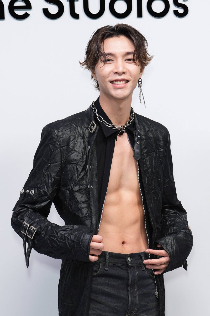 😮‍💨

#ACNESTUDIOSxJOHNNYSUH 
#AcneStudiosFW24 
#JOHNNY