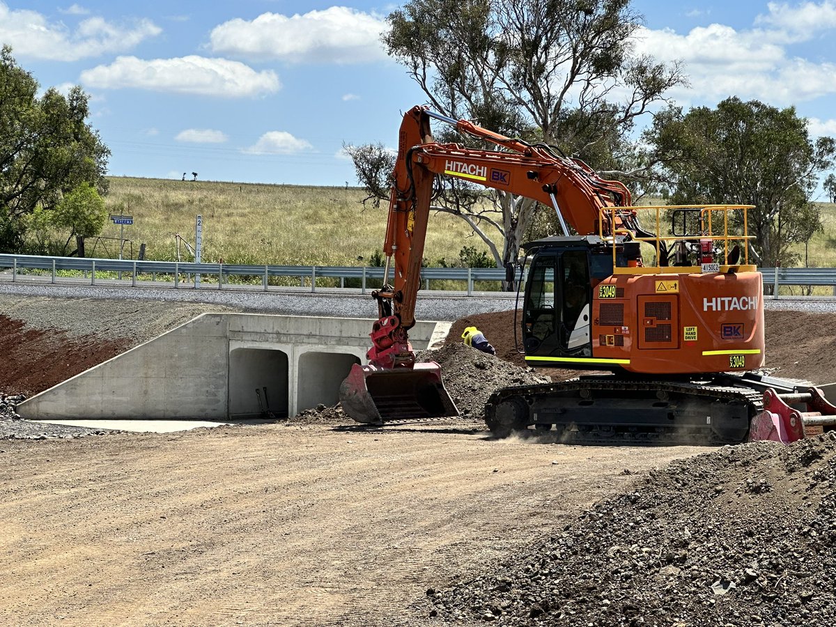 I swapped my #heels 👠 for #steelcaps 🥾 🦺 today.
It was great to do another tour of the Region today and see the progress of the ISG Floodwork Program 🚧⚠️ 

🚙 Toowoomba to Meringindan to Wyreema to Pittsworth ✅
#roadworks 
#toowoombaregion #morethanjustapostcode