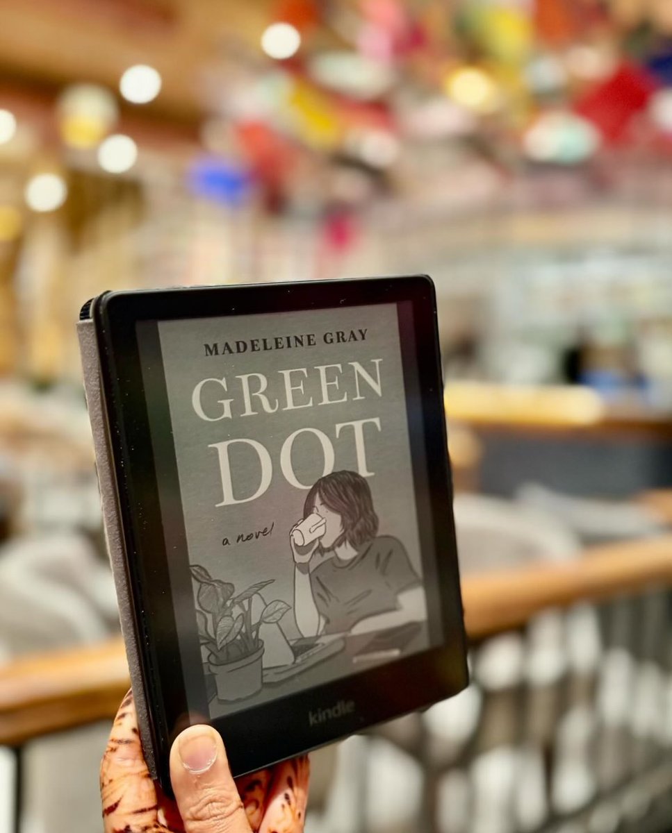 GREEN DOT by @gray_madeleine_ was one of those “just one more chapter” books that kept me engaged though I wanted to scream at the protagonist to slow down

Read my full review: readeratworkblog.wordpress.com/2024/02/29/boo…

This is out now via @HenryHolt, thank you for my review copy! 🟢