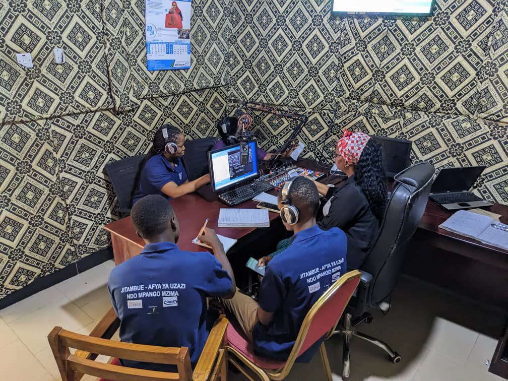 Peer educators & healthcare providers from Dumila HC & Rudewa Dispensary hosted an educational radio session on #SRHR via Radio Jamii Kilosa, answering listener questions on contraceptive use & safety for young people. Get accurate info from local providers & share your concerns!