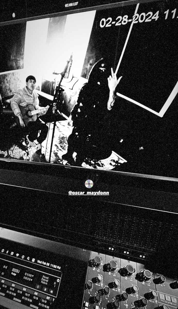 PesoPlumaData's tweet photo. Peso Pluma junto a Oscar Maydon en el estudio. 🔜 https://t.co/z0tSZf3OwW