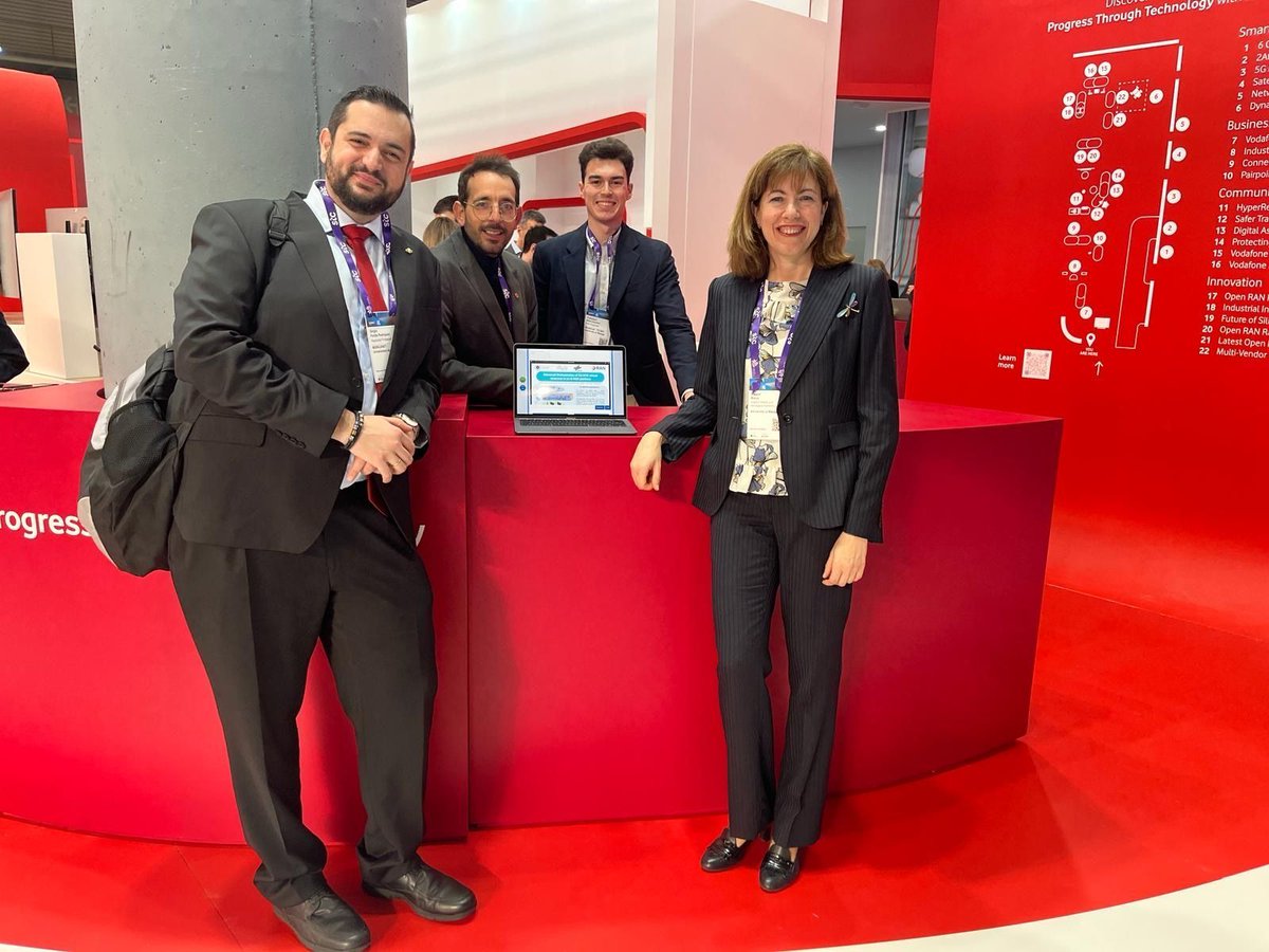 Nuestro laboratorio de redes móviles y aeroespaciales <a href="/MobilenetUMA/">MobileNetUMA</a>, presente en el ‘MWC’ de Barcelona. Junto a la Agencia Espacial Alemana DLR, exhibe el primer simulador ‘0-RAN 5G NTN’ no comercial.