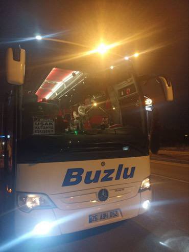 slmhktn's tweet photo. Bir grup vatandaş, Buzlu Turizm’e ait İzmir-Eskişehir seferini yapan aracın şoförü tarafından molada namaza gittikleri için otobüsten indirildi. https://t.co/o8Z2ydnkvL