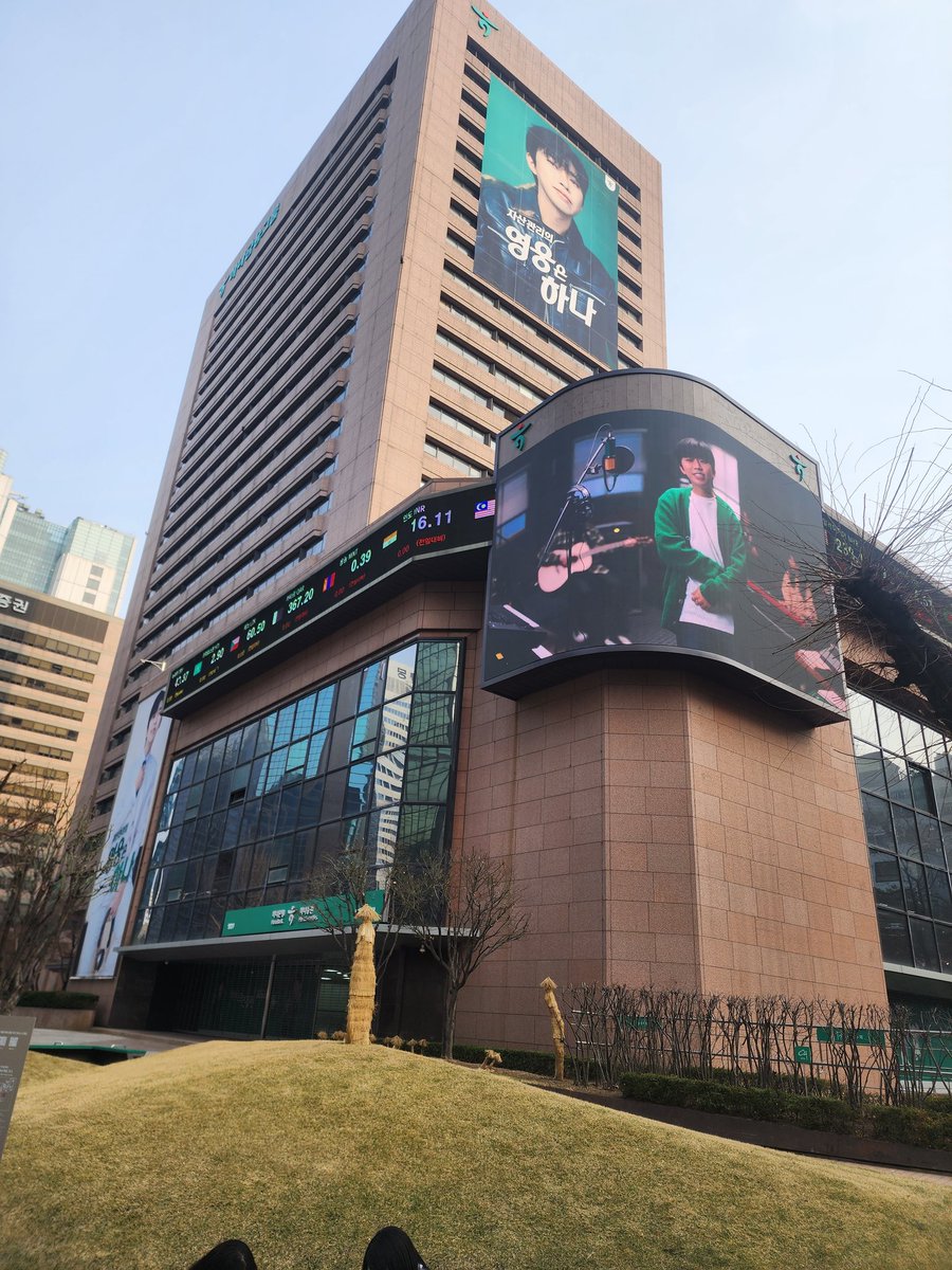 mjh0712's tweet photo. 오늘도 웅이 하나은행 광고 찾아 한남동,을지로행 직접 보니 넘 멋지다

#임영웅 #limyoungwoong 
#하나은행 #Hanabank 
#하나은행_신규모델_임영웅 
#하나은행한남동
#하나금융그룹명동사옥
#영웅은하나 #하나뿐인내편 https://t.co/5kcUgQzWYd
