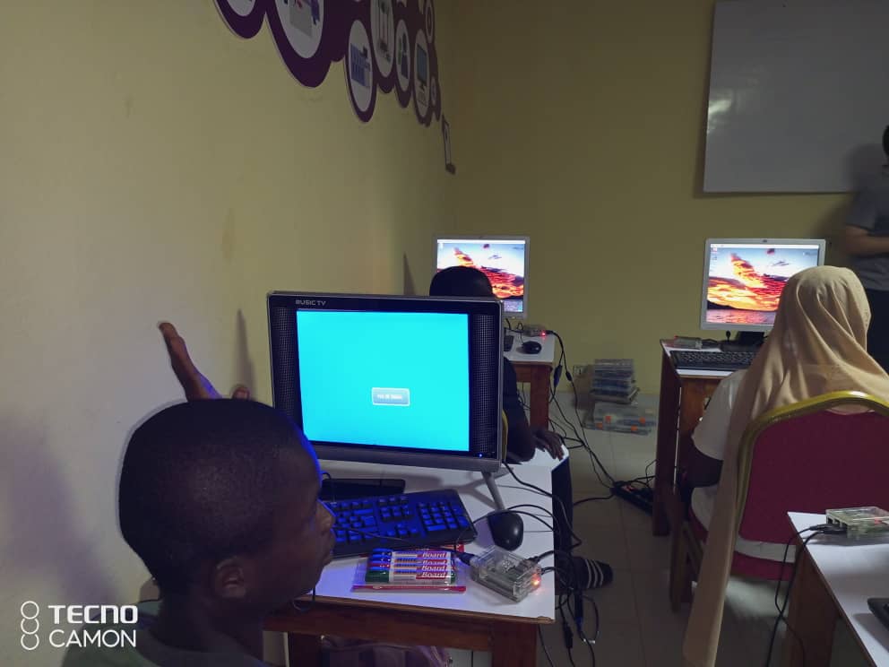 Tic4Ed's tweet photo. Les élèves du club informatique du Lycée Lucien Yebarth présents dans nos locaux dans le cadre des préparatifs du #BootDay2024. Nos remerciements à M Gohoua, professeur de physique-chimie, encadreur du club informatique
#TIC4Ed,#Apprendre,#Coder💻,#Créer,#Eduquer,#Partager https://t.co/VzI9Ar7ZN6