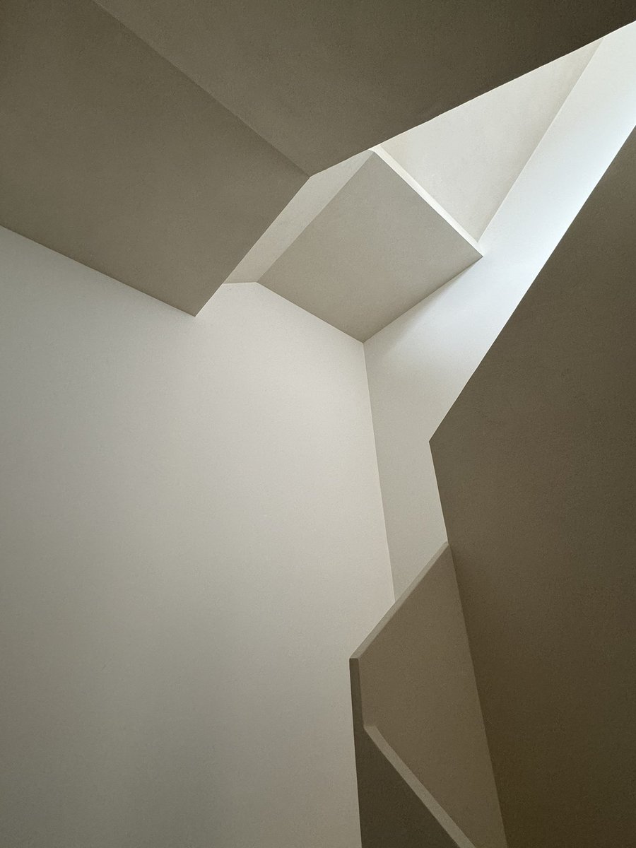 RodanPolishedPl's tweet photo. Recently completed beautiful staircase in Rickmansworth, Hertfordshire using Portofino polished plaster #polishedplaster #venetianplaster #interiordesign https://t.co/yzpWQuiwI0